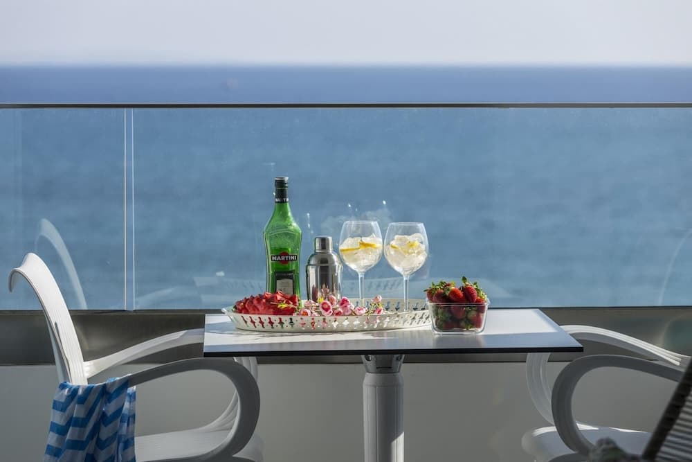 Mackenzie Zoe Seafront Suite