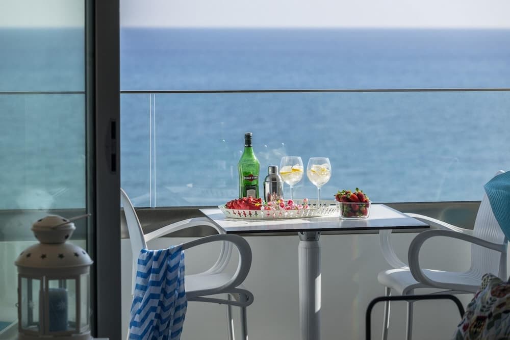 Mackenzie Zoe Seafront Suite