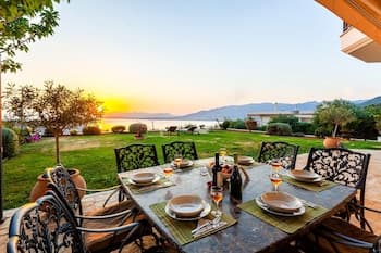 Sunset Paradise - Verga s Utimate Seaview Getaway
