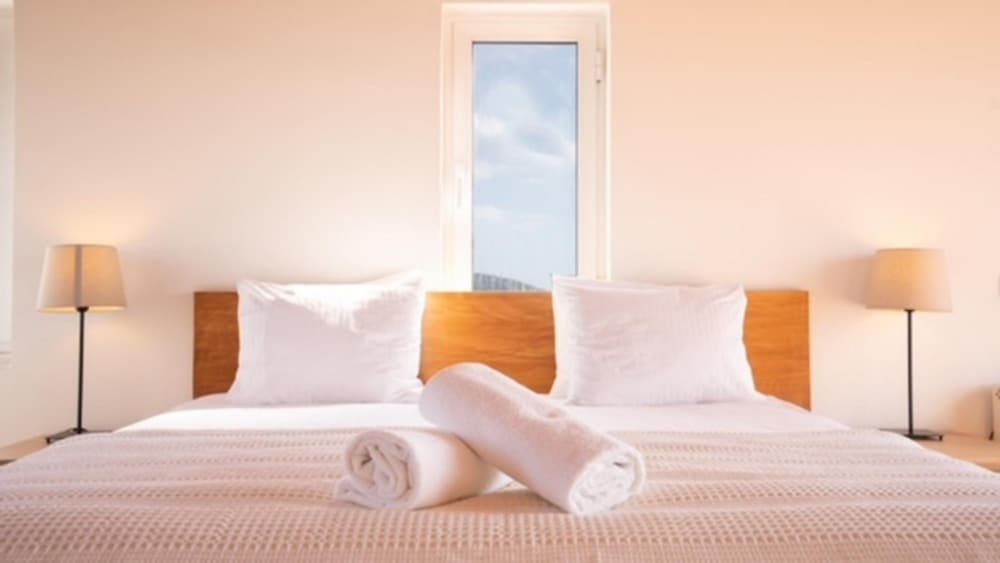 Deluxe 5 Bdrm Villa w Pool Next to the Beach