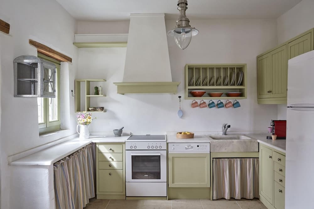 Spacious 6 Bdrm Stone Villa With Pool