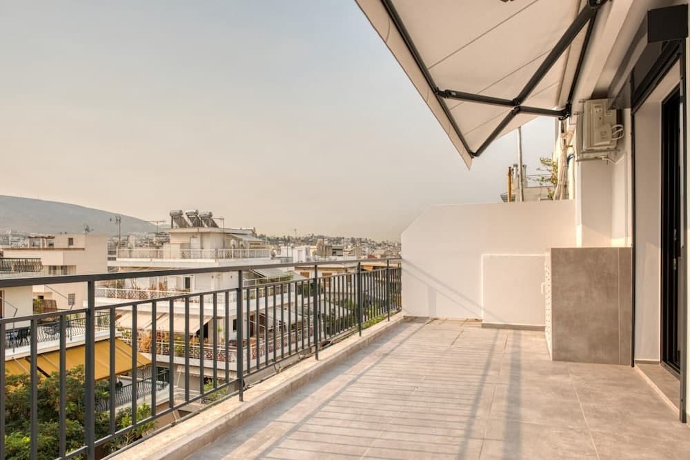 Cozy Deck Roof Apt at the Foothills of Acropolis