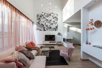 Unit 4 - Spacious Smart Home Triplex Private Garden Parking