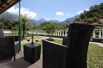 Overlooking the Mountains Apartment