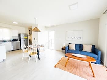 Warm 2BR apt w Ocean View