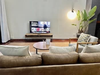 Cozy 3 Bedroom House With Unique Bathrooms - 2084