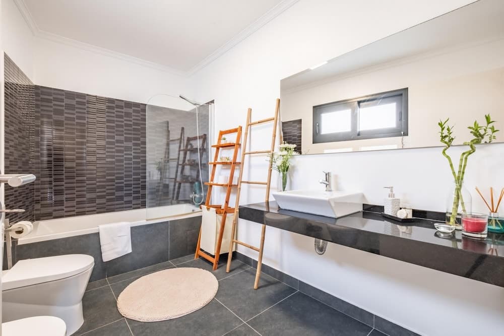 Uptown Sea View by Homie