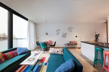 Unit 6 - Colorful Smart Home Triplex Private Garden Parking