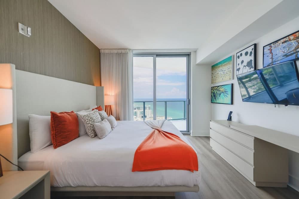 Fantastic 2BR Condo at Hollywood