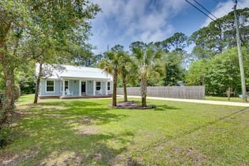 Gulf Breeze Home w/ Screened Porch: Near Beach!