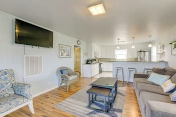 Texas Gulf Coast Vacation Rental: 2 Blocks to Bay!