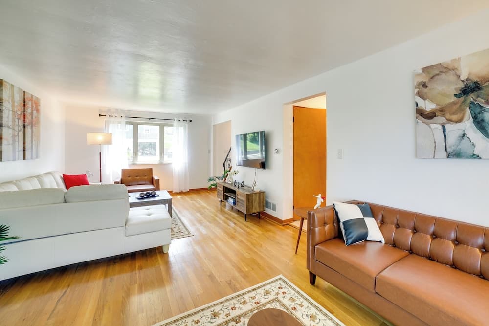 3 Mi to Downtown: Pittsburgh Home w/ Balcony!