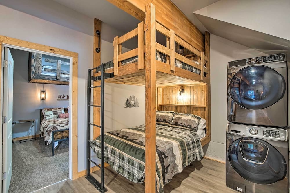 Modern Cabin - 2 Mi to Speelyi Beach!