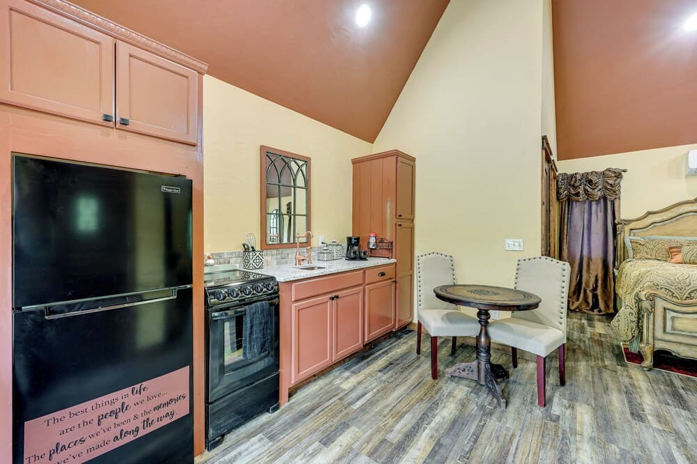 Blissful Broken Bow Studio: Fire Pit & Jacuzzi Tub