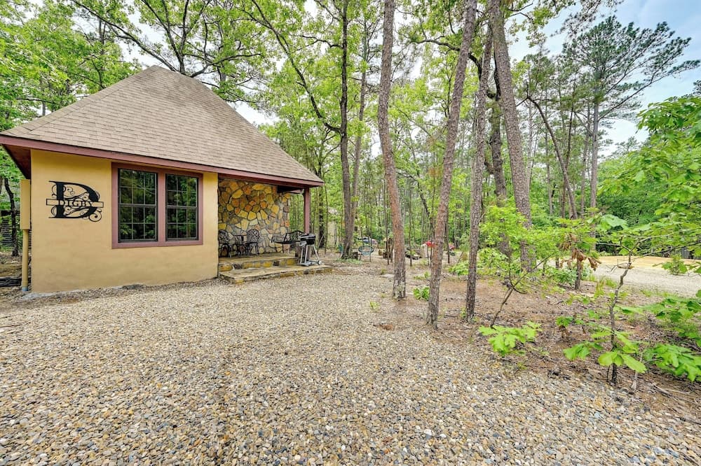 Blissful Broken Bow Studio: Fire Pit & Jacuzzi Tub