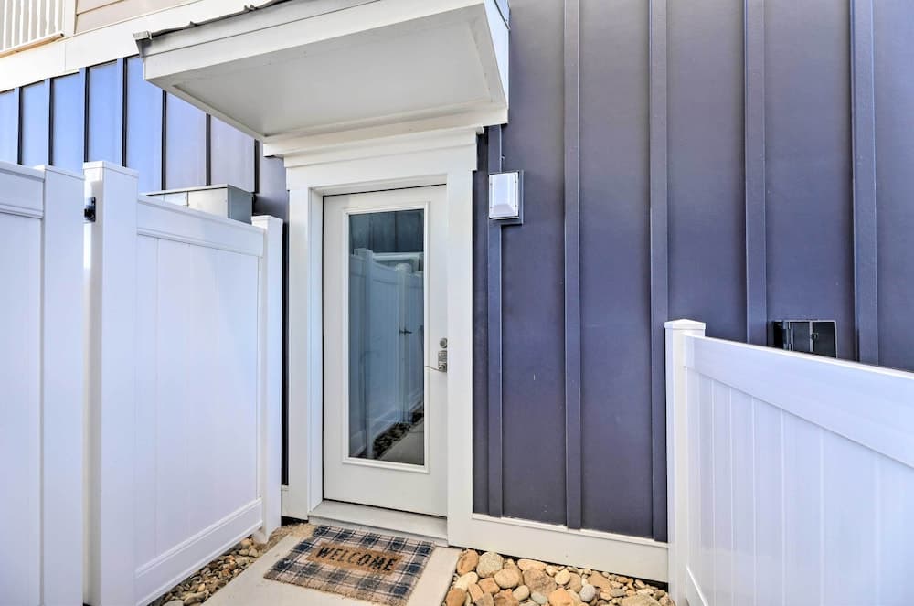 Gorgeous Emerald Isle Getaway: Walk to Beach!