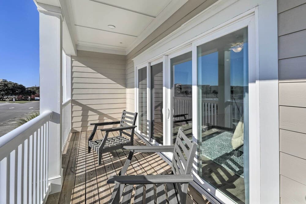 Gorgeous Emerald Isle Getaway: Walk to Beach!