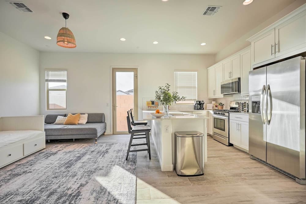 Phoenix Casita: 2 Mi to State Farm Stadium!