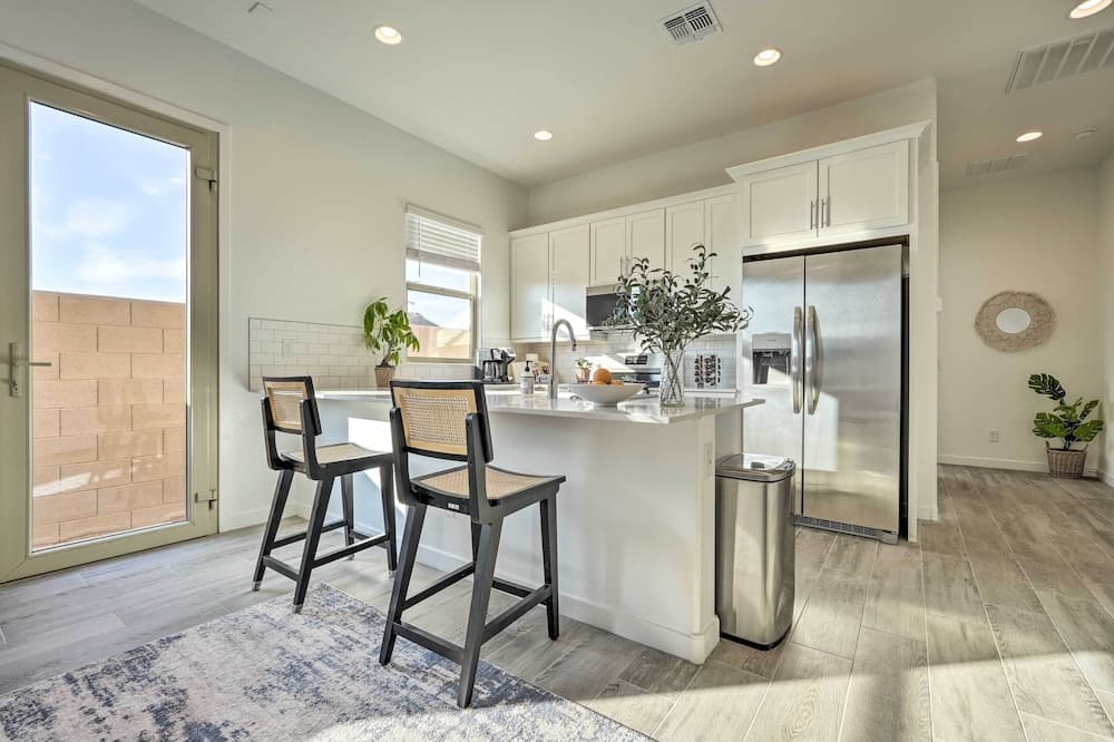 Phoenix Casita: 2 Mi to State Farm Stadium!