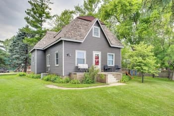 Charming Eagle Grove Farmhouse w/ Patio!