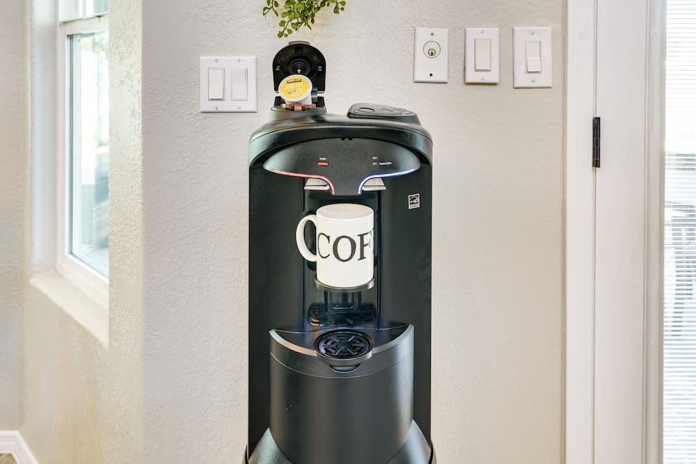 Pool, Putting Green & Games: Chandler Home!