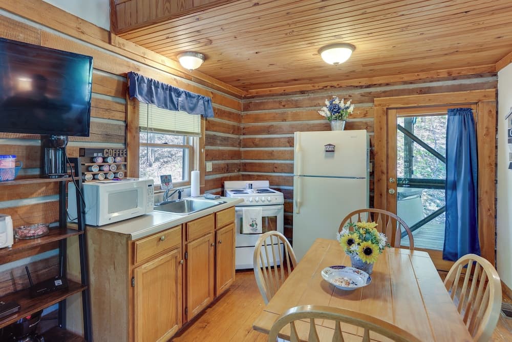 Vacation Rental Near Lake Patoka With Hot Tub!