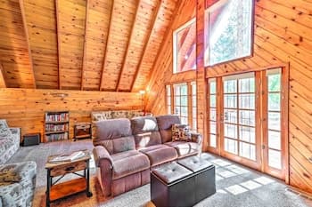 A-frame Pinetop Cabin < 6 Mi to Rainbow Lake!