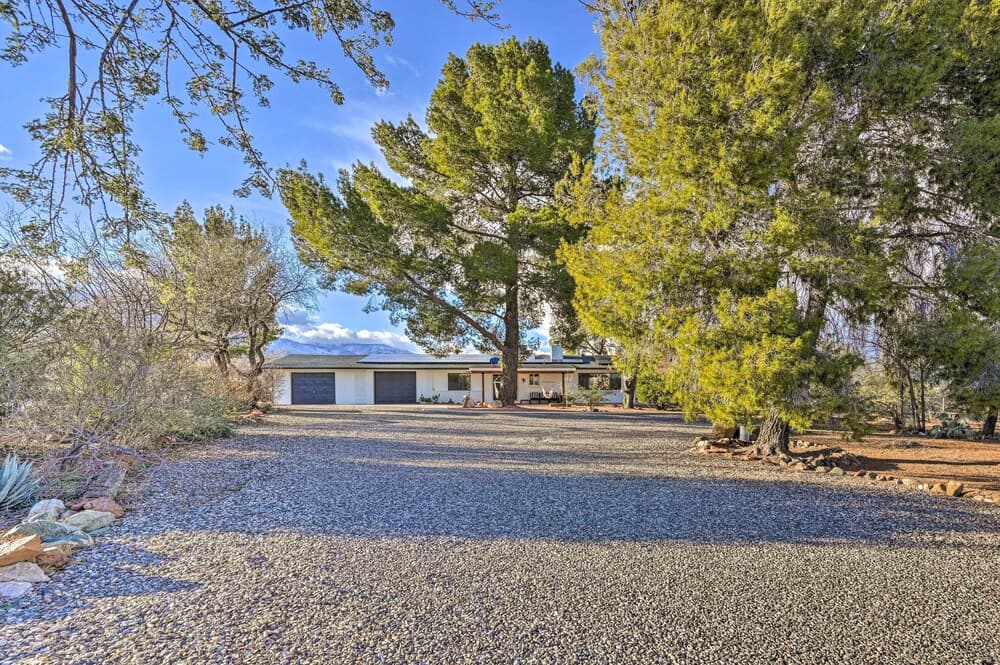 Pet-friendly Gem w/ Treehouse: 20 Mi to Sedona