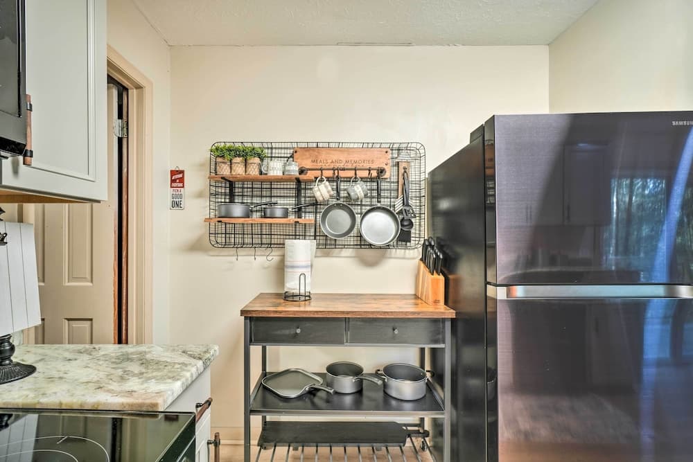 Peaceful Jamestown Retreat w/ Sauna!