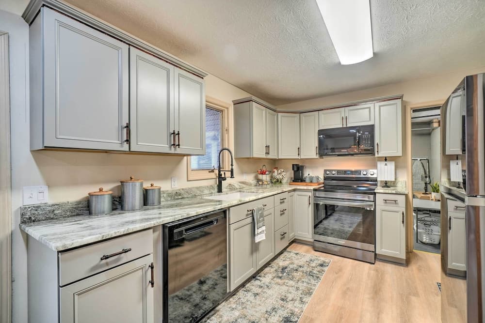 Peaceful Jamestown Retreat w/ Sauna!