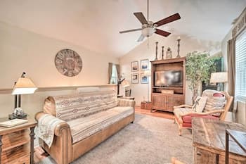 Gatlinburg Art District Cabin ~ 5 Mi to Dtwn!