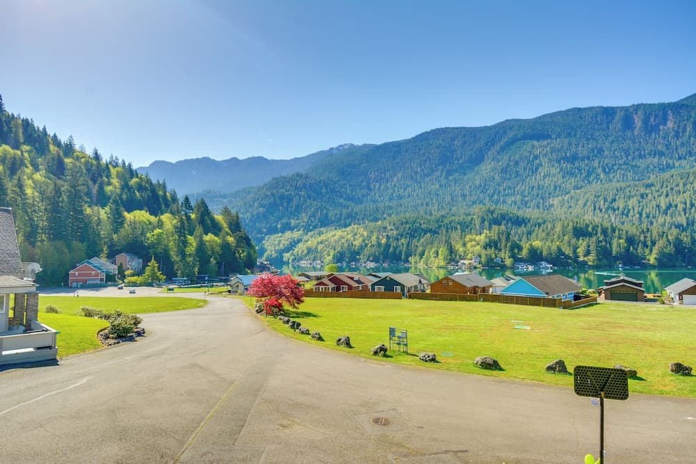 Lake-view Getaway: 20 Mi to Olympic Nat'l Park!