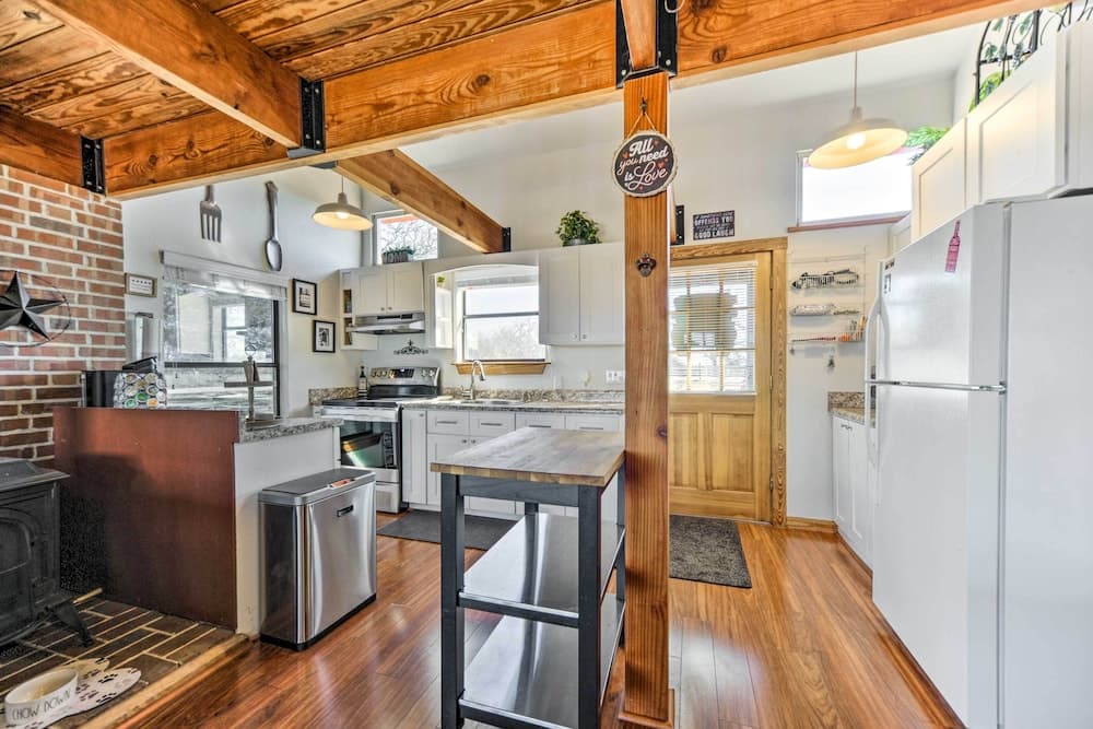 Pet-friendly Fredericksburg Cabin w/ Hot Tub!
