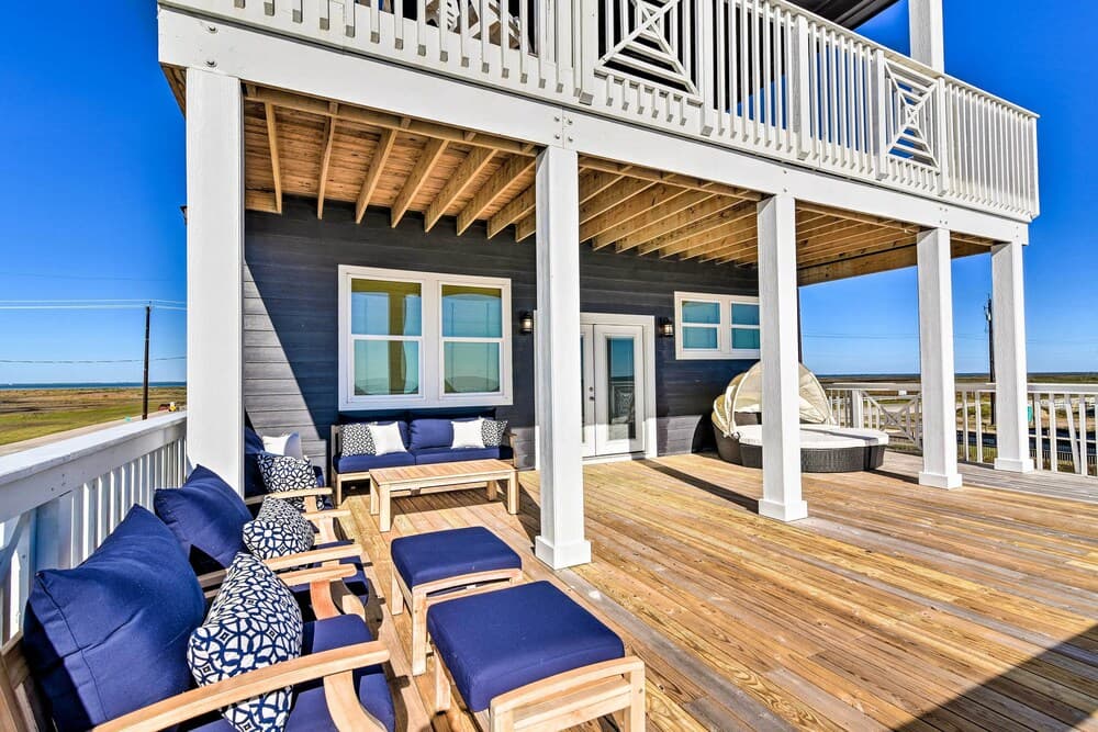 Deck & Ocean Views: Beachfront Home in Freeport