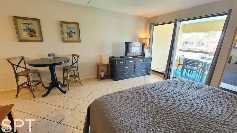 Landfall 22 1 Bedroom Home by RedAwning