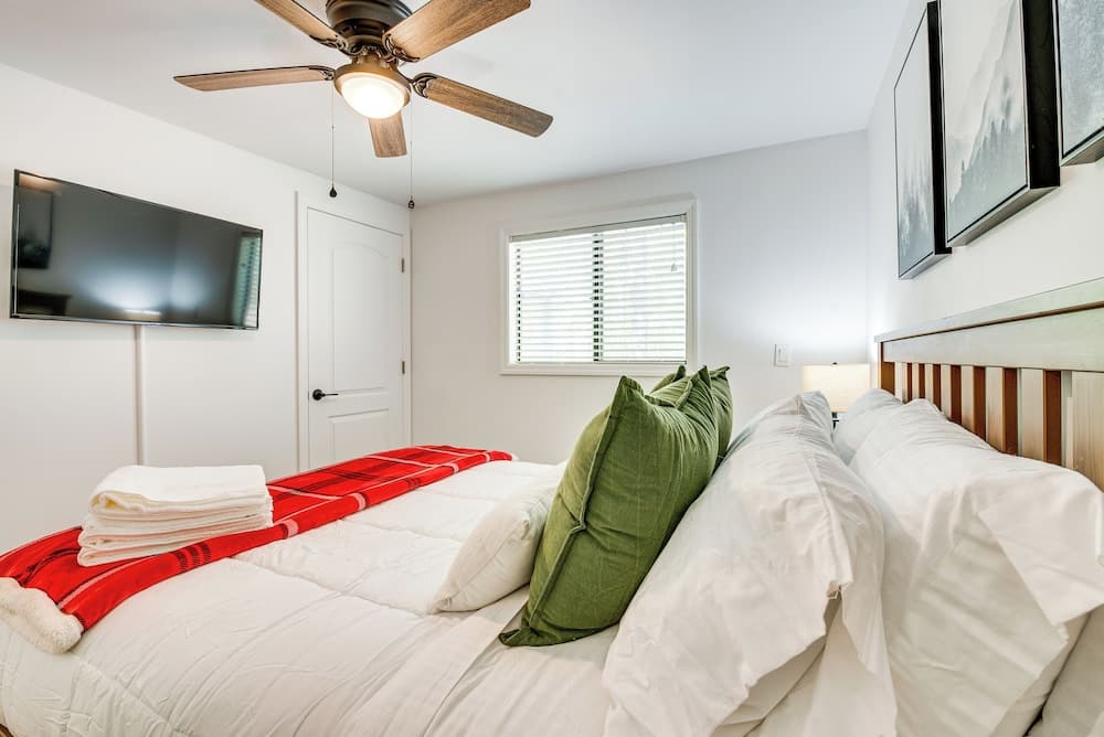 Deck & Community Perks: Bright Pocono Lake Home!