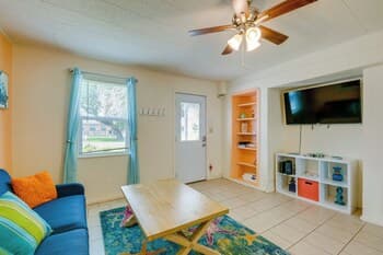 Beautiful Rockport Home - Walk to Aransas Bay!