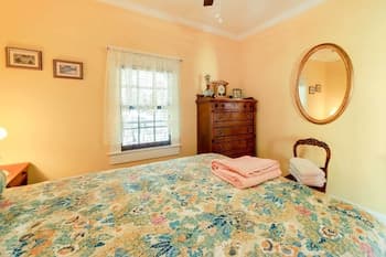 Victorian Vacation Rental Apt in Downtown New Bern
