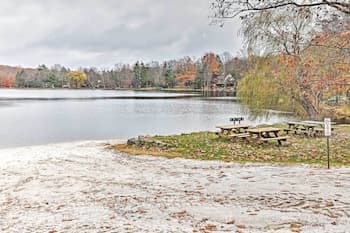 Spacious Lake Ariel Home w/ Deer Lake Beach Access