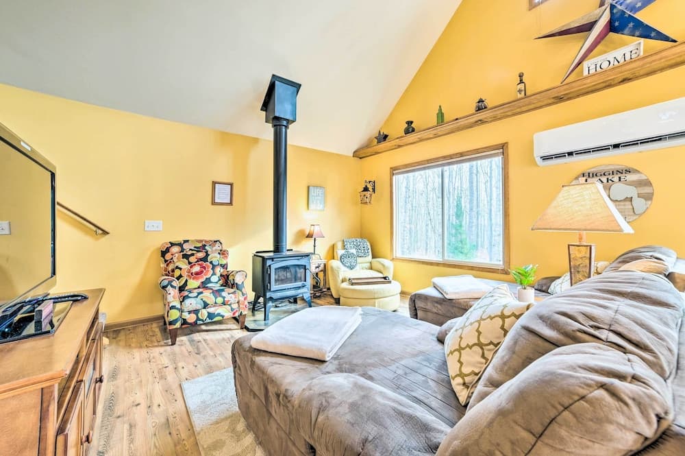 Higgins Lake Retreat - Hike, Swim, Relax!