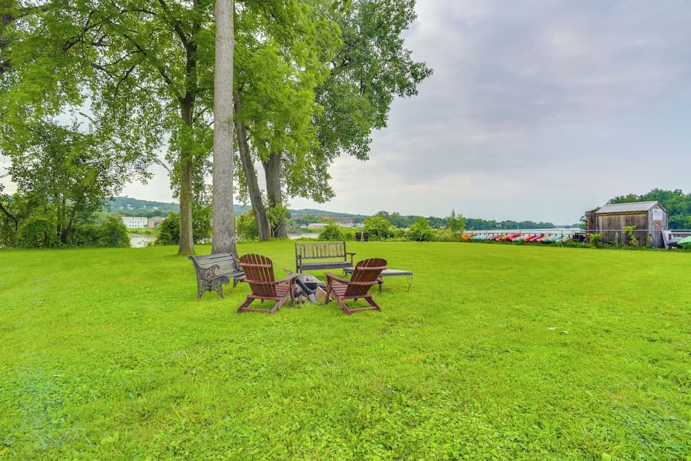 Canalfront Waterford Apartment on Hudson River