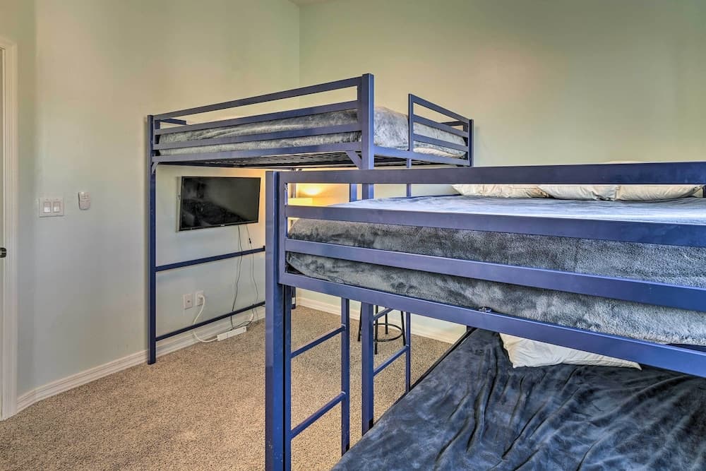 Chic Home in Lake Havasu w/ Fire Pit & Patio