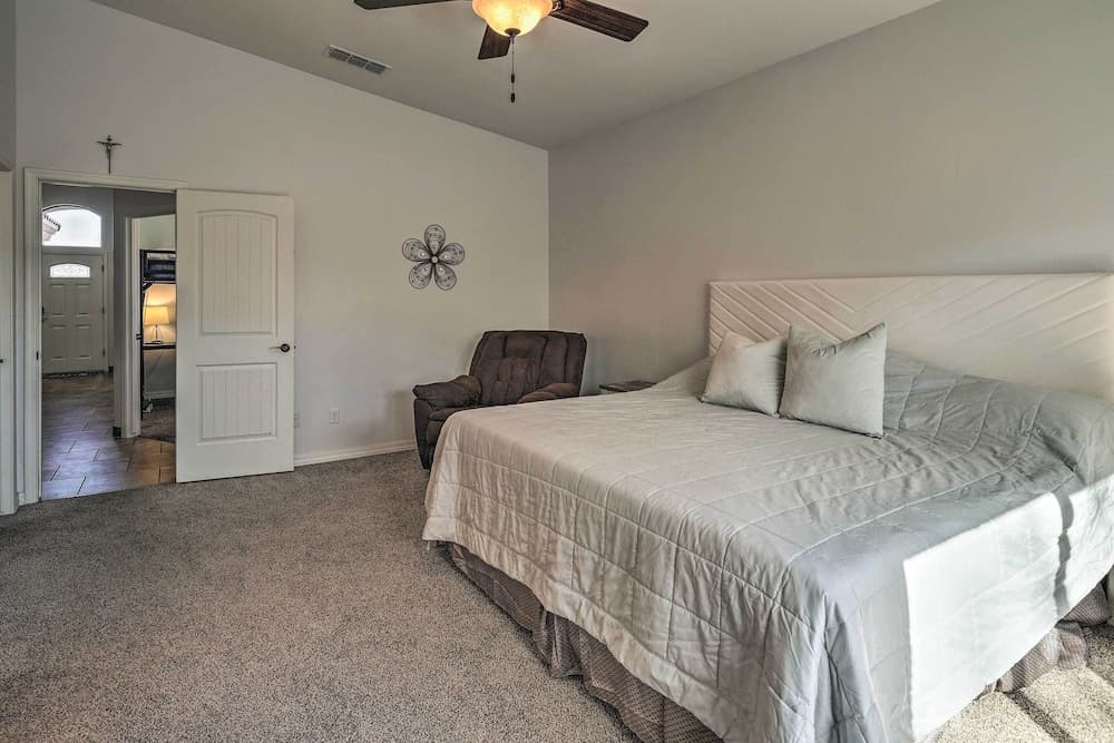 Chic Home in Lake Havasu w/ Fire Pit & Patio