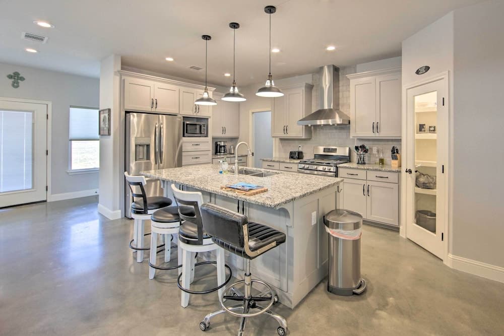 Home w/ Screened Porch - Near Toledo Bend Lake!