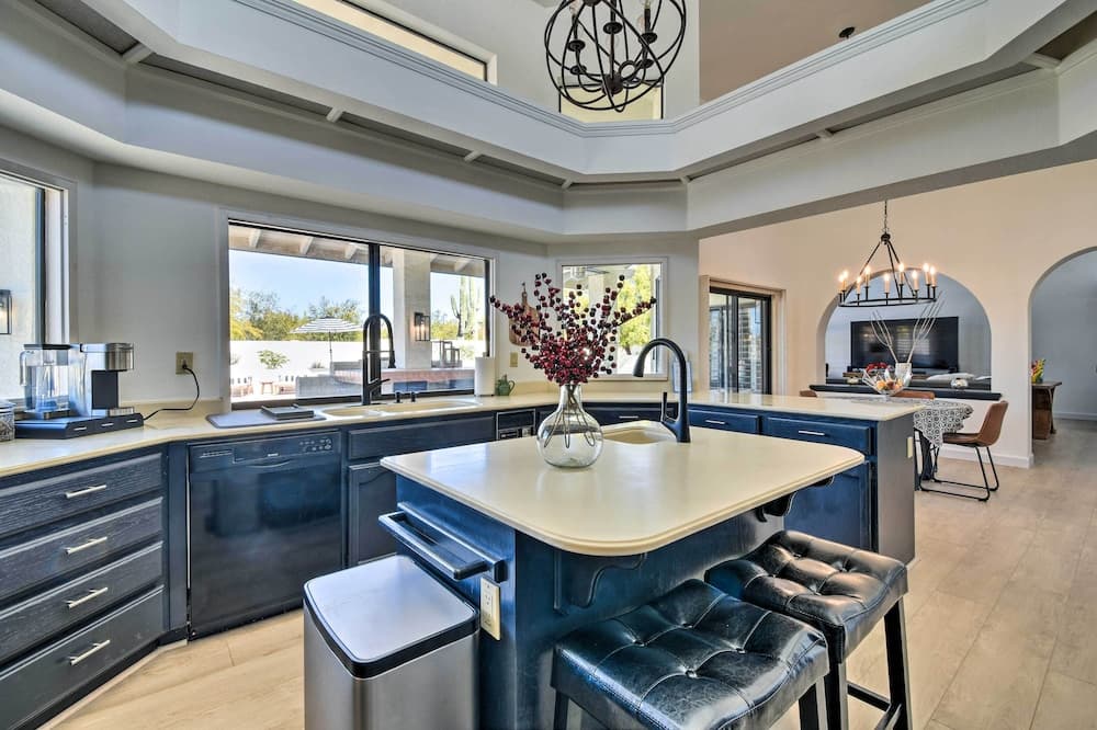 Heated Saltwater Pool: Spacious Home in Scottsdale