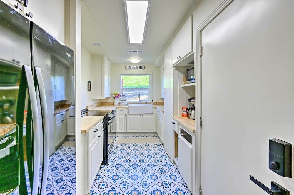 Peaceful Ranch Home w/ Sierra Nevada Views