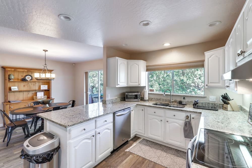 Deck + Game Room: Lakeside 'blue Jay Chalet' Cabin