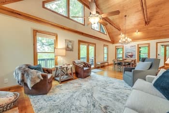 Secluded Cabin w/ Hot Tub Near Table Rock Lake!