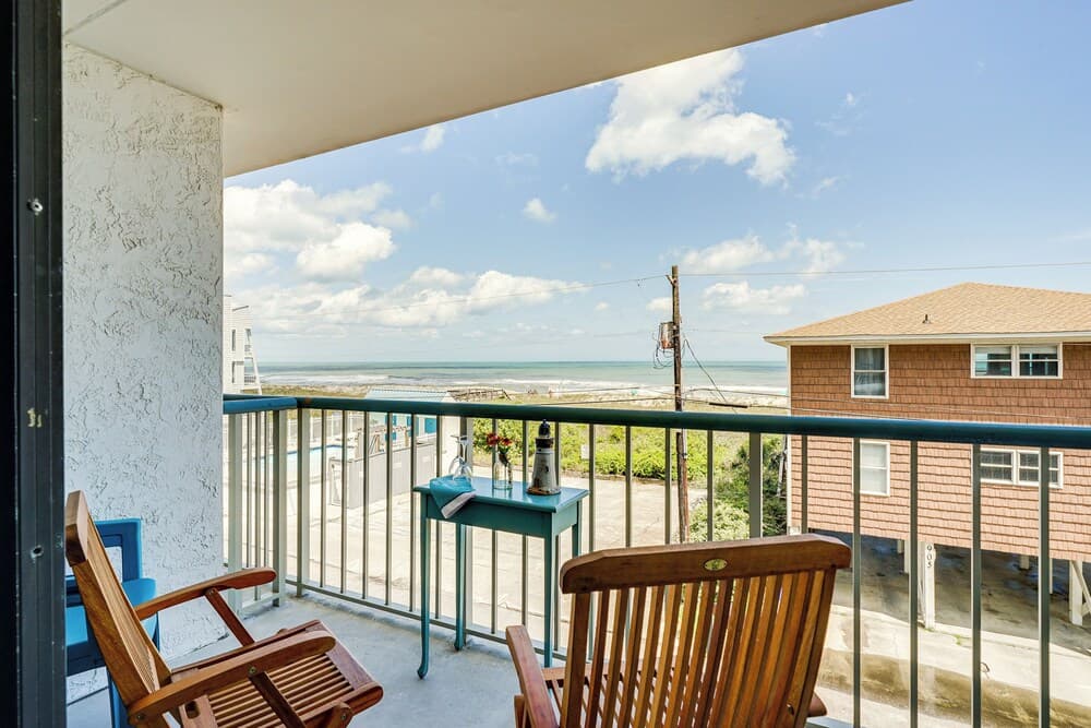 Bright Carolina Beach Condo: Public Beach On-site