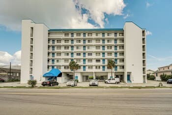 Bright Carolina Beach Condo: Public Beach On-site